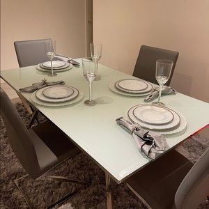 Se vende comedor con 4 sillas poco uso